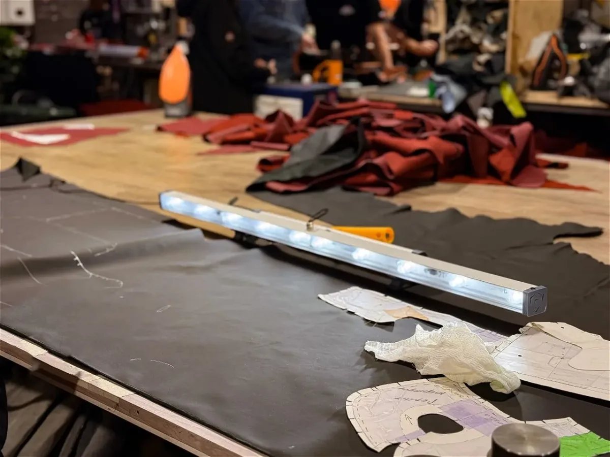 «Авто-Локер» проверяет качество кожи с помощью малярных ламп Lightwerk